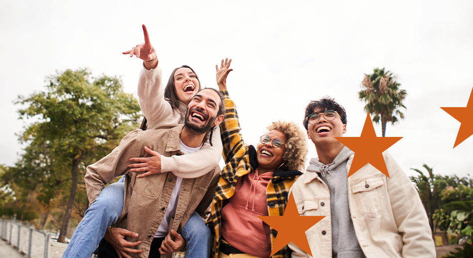 Gruppo di giovani professionisti felici all'aperto che celebrano una nuova opportunità di partecipazione ai bandi europei 2024