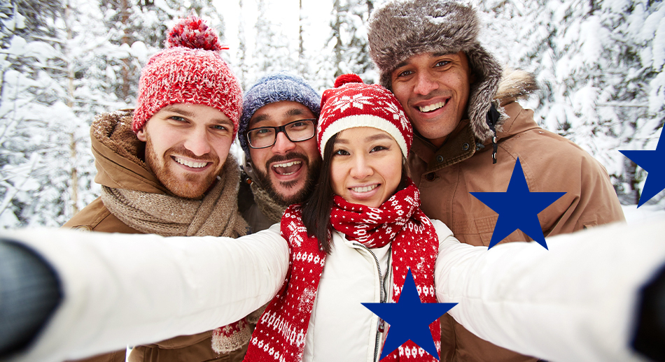 Gruppo di amici sorridenti in un paesaggio innevato, simbolo di collaborazione e unione, con stelle blu che richiamano l'Unione Europea e i bandi europei 2024